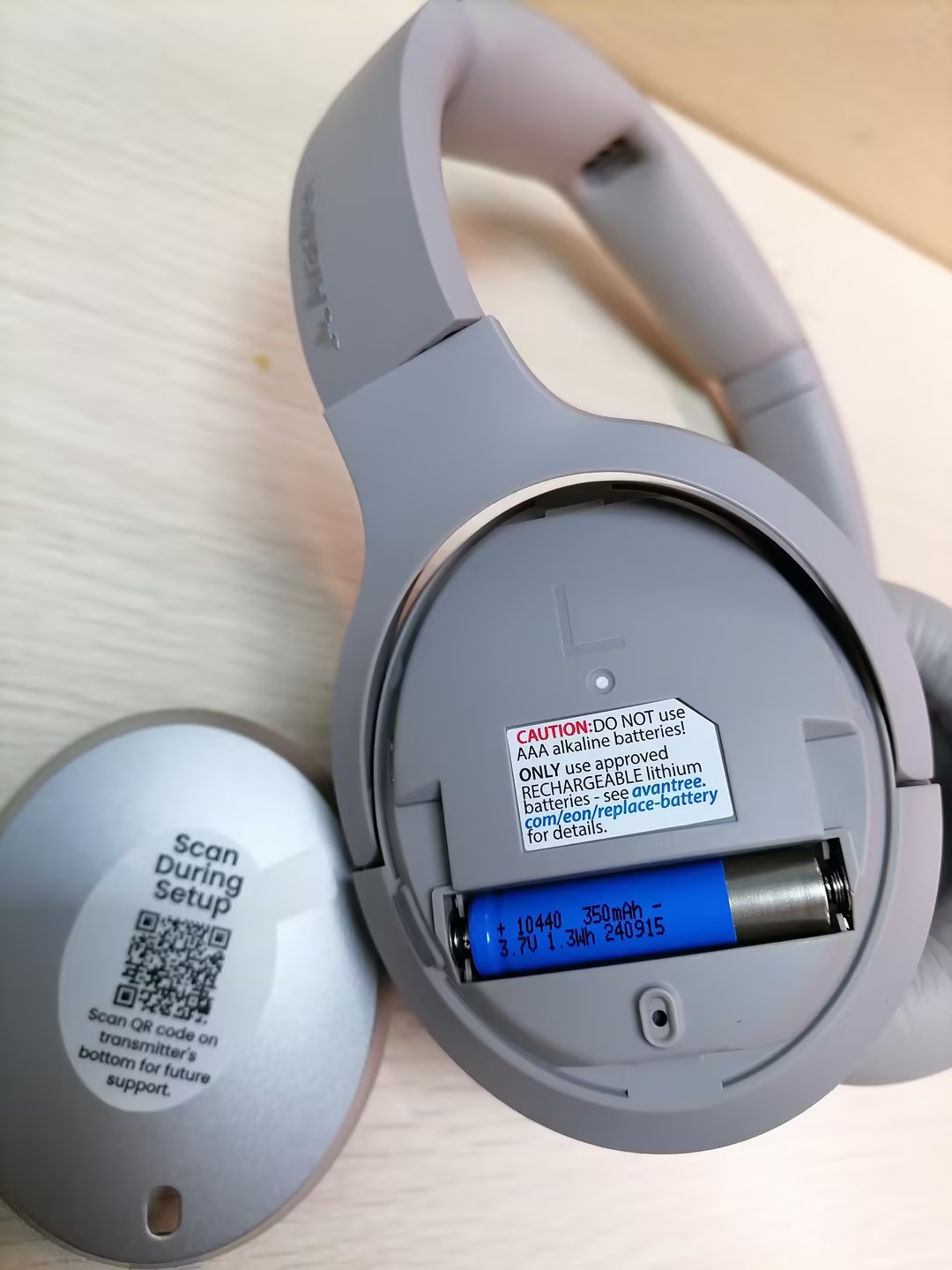 Padiglione auricolare EON ME aperto che mostra il vano della batteria ricaricabile