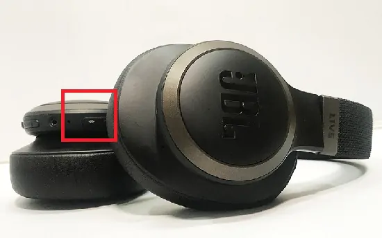JBL Live 650 Bluetooth button on the right earcup